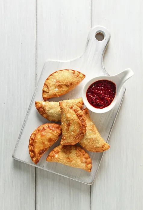 Gerahmter Druck : Frittierte Chebureks, Nahansicht, auf hellen Hintergrund. Gerahmter Druck : Frittierte Chebureks, Nahansicht, auf hellen Hintergrund.
