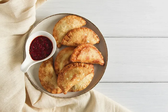 Gerahmter Druck : Frittierte Chebureks, Nahansicht, auf hellen Hintergrund. Gerahmter Druck : Frittierte Chebureks, Nahansicht, auf hellen Hintergrund.