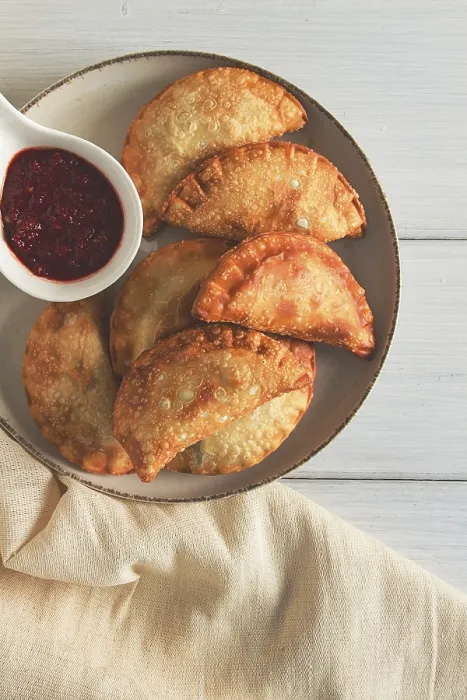 Gerahmter Druck : Frittierte Chebureks, Nahansicht, auf hellen Hintergrund. Gerahmter Druck : Frittierte Chebureks, Nahansicht, auf hellen Hintergrund.