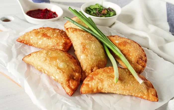 Gerahmter Druck : Frittierte Chebureks, Nahansicht, auf hellem Hintergrund. Gerahmter Druck : Frittierte Chebureks, Nahansicht, auf hellem Hintergrund.