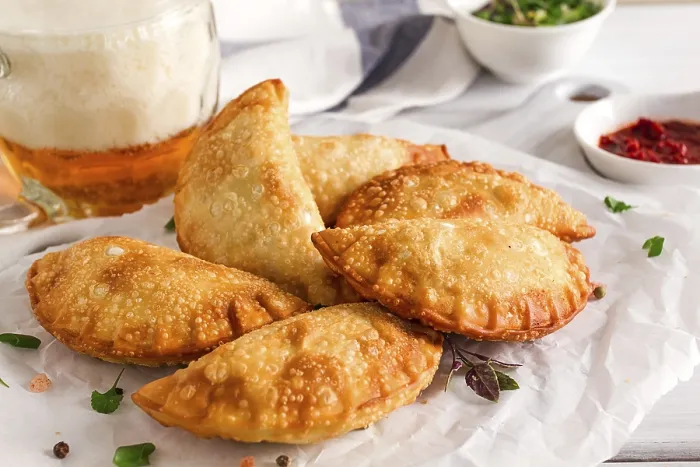 Gerahmter Druck : Frittierte Chebureks, Nahansicht, auf hellen Hintergrund. Gerahmter Druck : Frittierte Chebureks, Nahansicht, auf hellen Hintergrund.