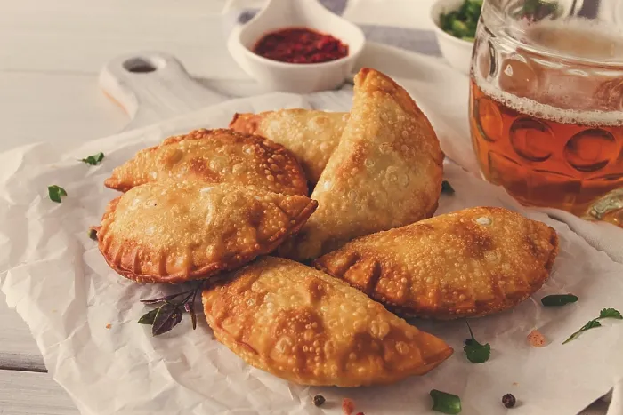 Gerahmter Druck : Frittierte Chebureks, Close-up, auf hellen Hintergrund. Gerahmter Druck : Frittierte Chebureks, Close-up, auf hellen Hintergrund.