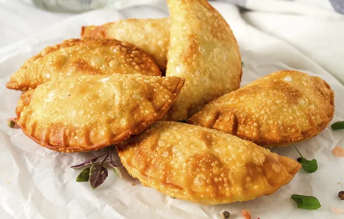 Gerahmter Druck : Frittierte Chebureks, Nahansicht, auf hellen Hintergrund. Gerahmter Druck : Frittierte Chebureks, Nahansicht, auf hellen Hintergrund.