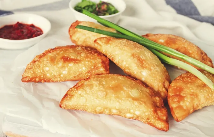 Gerahmter Druck : Frittierte Chebureks, Nahansicht, auf hellen Hintergrund.