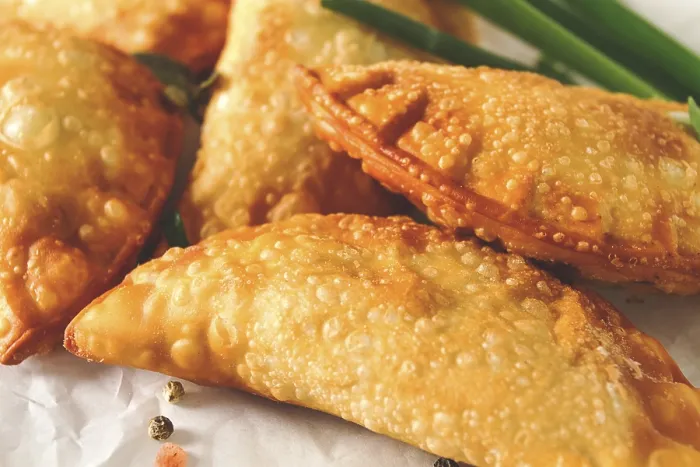 Gerahmter Druck : Frittierte Chebureks, Nahansicht, auf hellen Hintergrund. Gerahmter Druck : Frittierte Chebureks, Nahansicht, auf hellen Hintergrund.