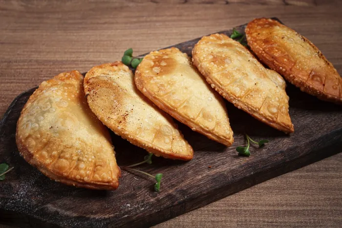 Gerahmter Druck : Frittierte Chebureks, frittiert, Mini. Gerahmter Druck : Frittierte Chebureks, frittiert, Mini.