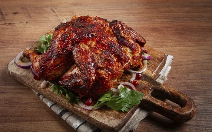 Gerahmter Druck : Ganzer gebratener Hähnchen, mit Gewürzen. Gerahmter Druck : Ganzer gebratener Hähnchen, mit Gewürzen.