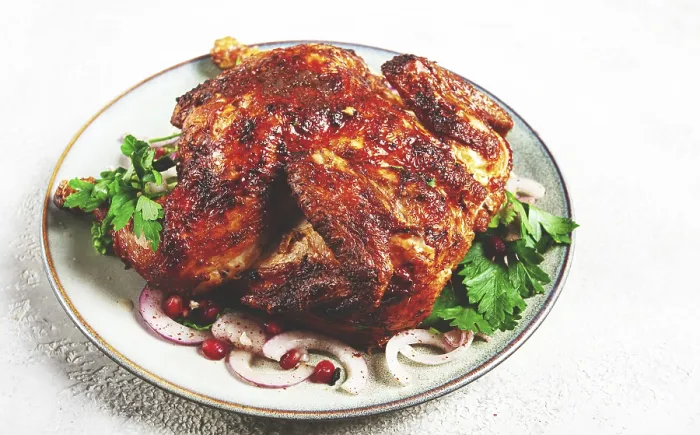 Gerahmter Druck : Ganzer gebratener Hähnchen mit Gewürzen. Gerahmter Druck : Ganzer gebratener Hähnchen mit Gewürzen.