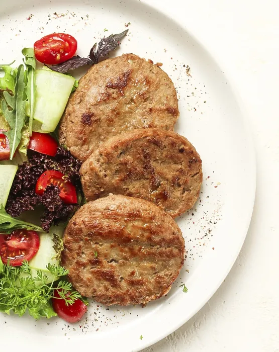 Gerahmter Druck : Gepökelte Schnitzel, gehacktes Rindfleisch, mit Salat aus Gemüse. Gerahmter Druck : Gepökelte Schnitzel, gehacktes Rindfleisch, mit Salat aus Gemüse.