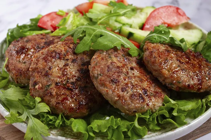 Gerahmter Druck : Gepökelte Schnitzel, gemischtes Hackfleisch. Gerahmter Druck : Gepökelte Schnitzel, gemischtes Hackfleisch.