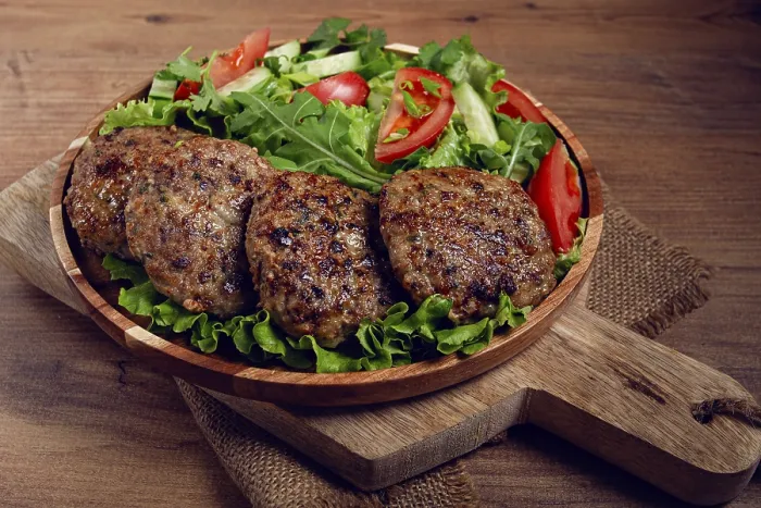 Gerahmter Druck : Gepökelte Schnitzel, gemischtes Hackfleisch. Gerahmter Druck : Gepökelte Schnitzel, gemischtes Hackfleisch.