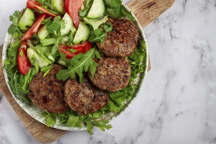 Gerahmter Druck : Gepökelte Koteletts, gemischtes Hackfleisch. Gerahmter Druck : Gepökelte Koteletts, gemischtes Hackfleisch.