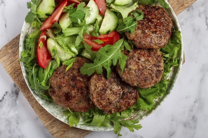 Gerahmter Druck : Gepökelte Schnitzel, gemischter Hackfleisch. Gerahmter Druck : Gepökelte Schnitzel, gemischter Hackfleisch.