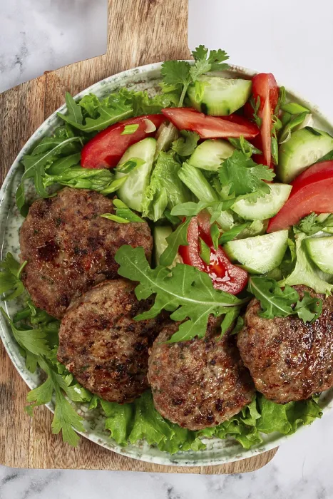 Gerahmter Druck : Gekochte Koteletts, gemischtes Hackfleisch. Gerahmter Druck : Gekochte Koteletts, gemischtes Hackfleisch.
