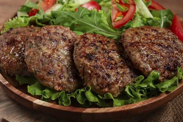 Gerahmter Druck : Gemischte Hackbrötchen mit Salat, Selbstgemacht, Obenansicht Gerahmter Druck : Gemischte Hackbrötchen mit Salat, Selbstgemacht, Obenansicht