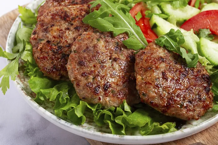 Gerahmter Druck : Gemischte Hackbrötchen mit Salat und Gemüse