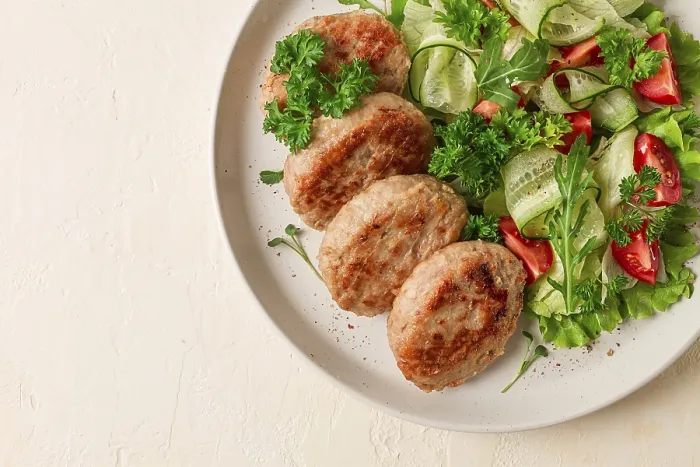 Gerahmter Druck : Gefüllte Schnitzel, Truthahn, mit Salat aus Gemüse. Gerahmter Druck : Gefüllte Schnitzel, Truthahn, mit Salat aus Gemüse.