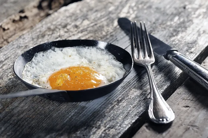 Gerahmter Druck : Ei, in einer Pfanne gebraten. Gerahmter Druck : Ei, in einer Pfanne gebraten.