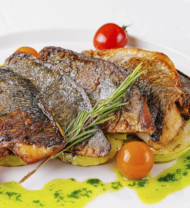 Gerahmter Druck : Frittierter Fisch mit Gemüse auf dem Teller. Gerahmter Druck : Frittierter Fisch mit Gemüse auf dem Teller.