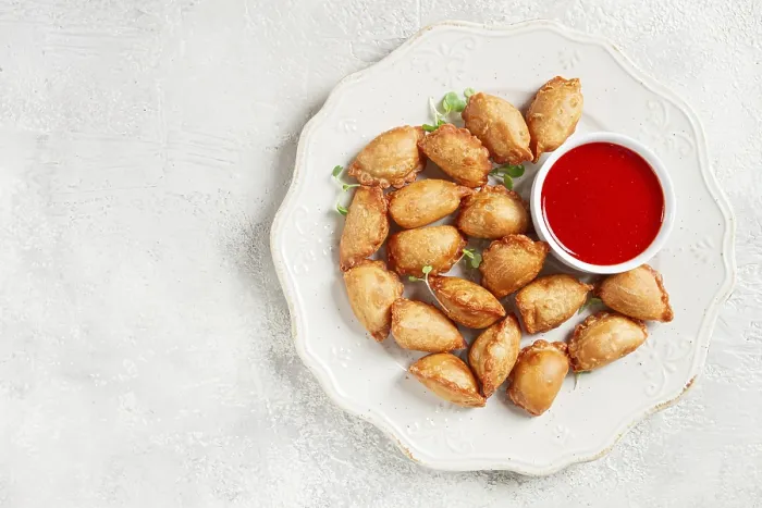 Gerahmter Druck : Frittierte Mini-Chebureks mit Soße. Gerahmter Druck : Frittierte Mini-Chebureks mit Soße.