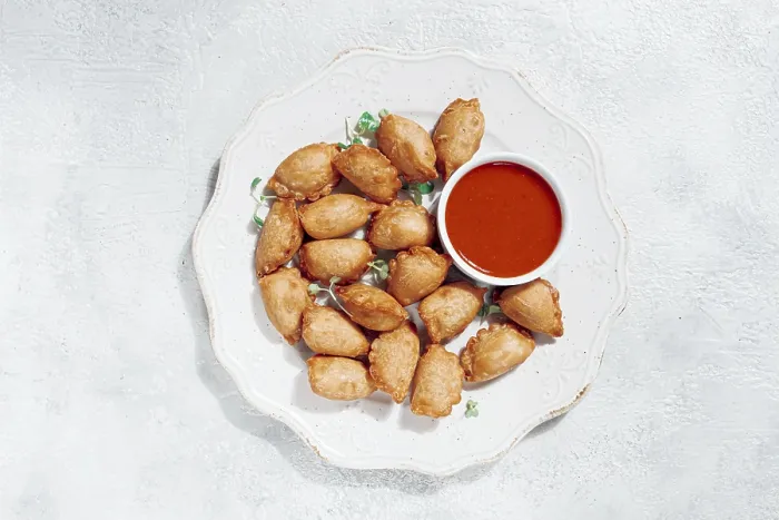 Gerahmter Druck : Frittierte Mini-Chebureks mit Sauce. Gerahmter Druck : Frittierte Mini-Chebureks mit Sauce.