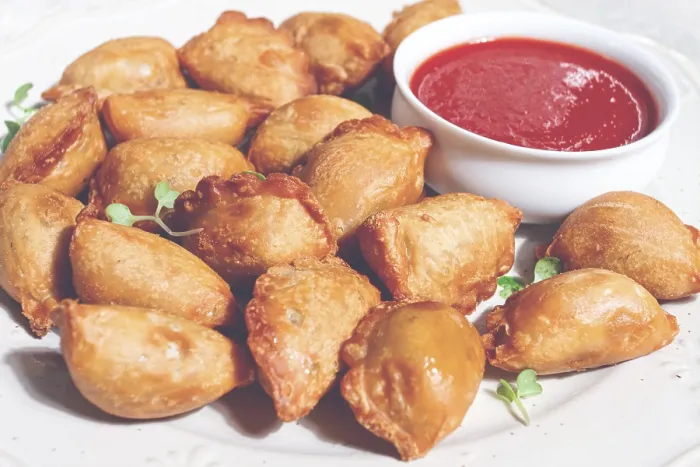 Gerahmter Druck : Frittierte Mini-Chebureken mit Soße. Gerahmter Druck : Frittierte Mini-Chebureken mit Soße.
