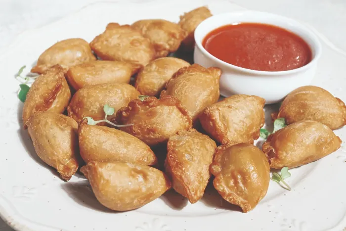 Gerahmter Druck : Frittierte Mini-Chebureks mit Sauce. Gerahmter Druck : Frittierte Mini-Chebureks mit Sauce.