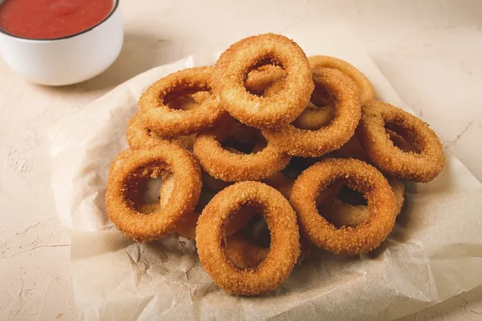 Gerahmter Druck : Frittierte Zwiebelringe, frittiert, Snack. Gerahmter Druck : Frittierte Zwiebelringe, frittiert, Snack.