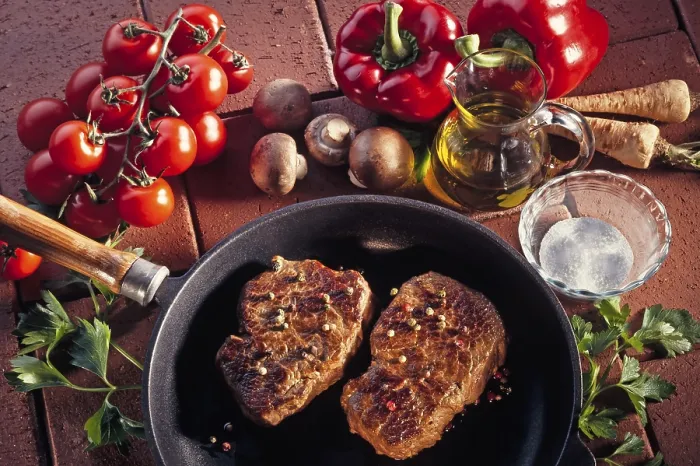 Gerahmter Druck : Zwei gebratene Pfeffersteaks in einer Pfanne. Gerahmter Druck : Zwei gebratene Pfeffersteaks in einer Pfanne.