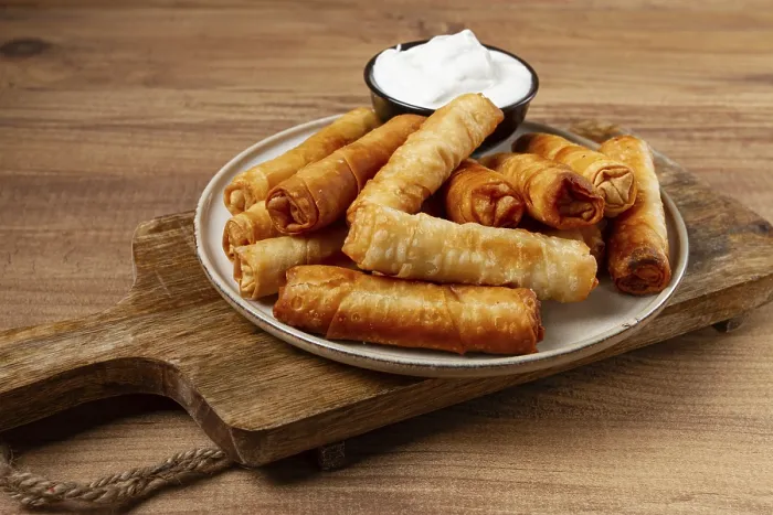 Gerahmter Druck : Frittierte Schnellküchlein mit Käse. Gerahmter Druck : Frittierte Schnellküchlein mit Käse.