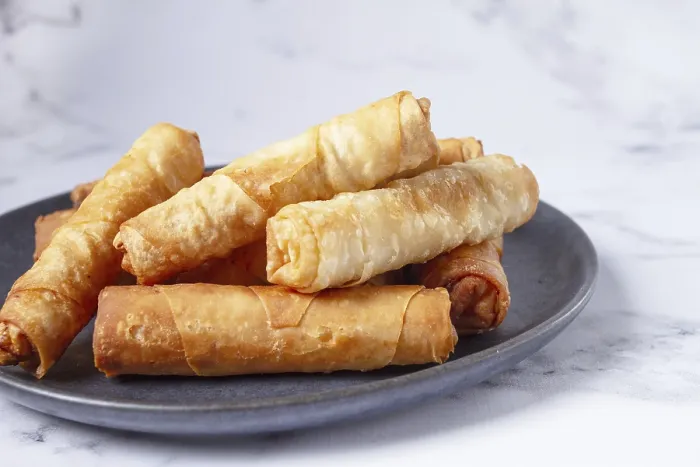 Gerahmter Druck : Frittierte Schnellküchlein mit Käse. Gerahmter Druck : Frittierte Schnellküchlein mit Käse.