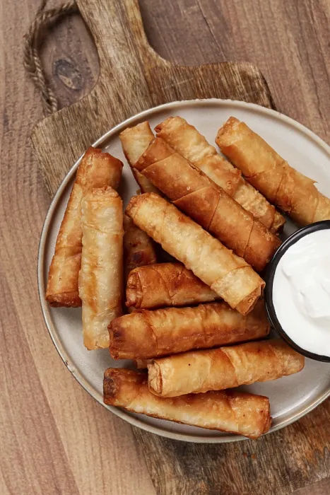 Gerahmter Druck : Frittierte Frühlingsrollen mit Käse. Gerahmter Druck : Frittierte Frühlingsrollen mit Käse.