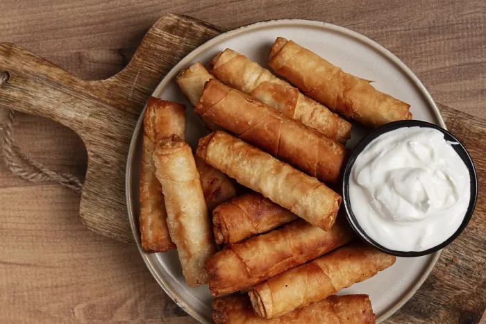 Gerahmter Druck : Frittierte Frühlingsrollen mit Käse. Gerahmter Druck : Frittierte Frühlingsrollen mit Käse.