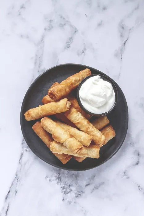 Gerahmter Druck : Frittierte Springrollen mit Käse. Gerahmter Druck : Frittierte Springrollen mit Käse.