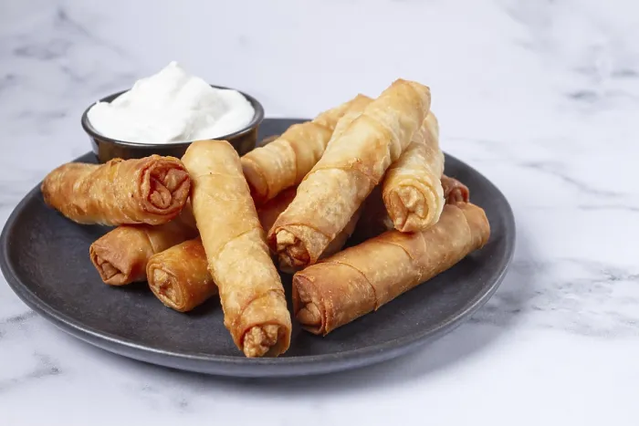 Gerahmter Druck : Frittierte Frühlingsrolle mit Käse.