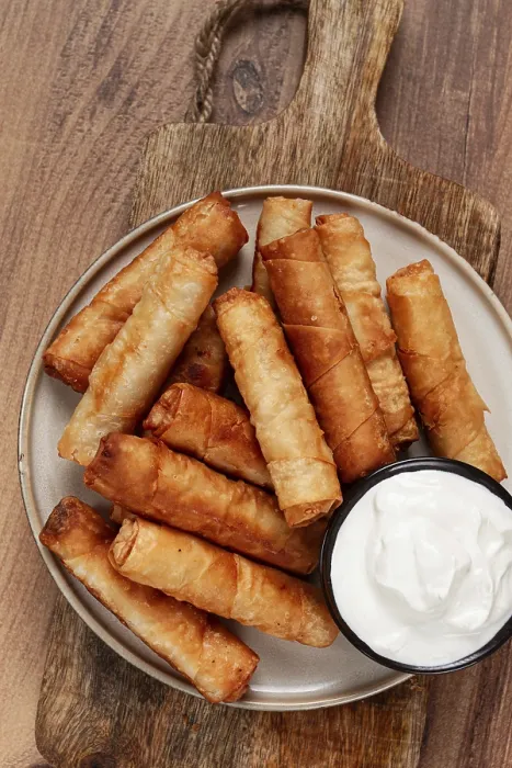 Gerahmter Druck : Frittierter Käse-Springroll auf Holz, mit Sahne-Sauce Gerahmter Druck : Frittierter Käse-Springroll auf Holz, mit Sahne-Sauce