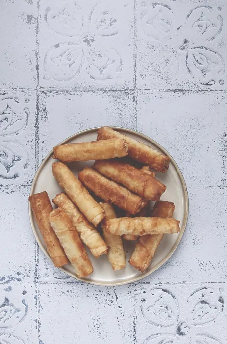 Gerahmter Druck : Frittierter Käse-Springroll auf einem Teller mit Sahnesauce Gerahmter Druck : Frittierter Käse-Springroll auf einem Teller mit Sahnesauce