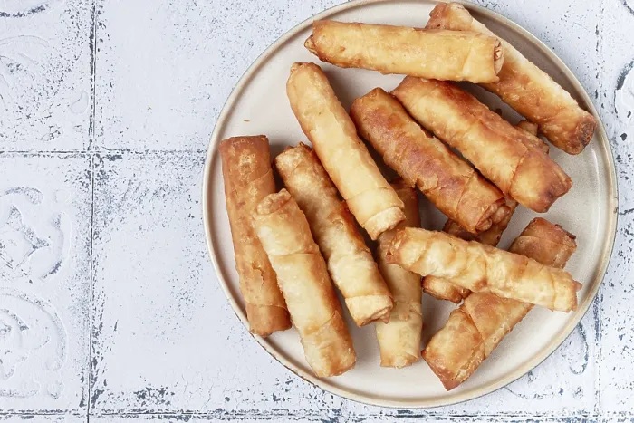 Gerahmter Druck : Gefüllte Frittierte Springrollen mit Käse auf einem Teller, mit Sahne-Sauce Gerahmter Druck : Gefüllte Frittierte Springrollen mit Käse auf einem Teller, mit Sahne-Sauce