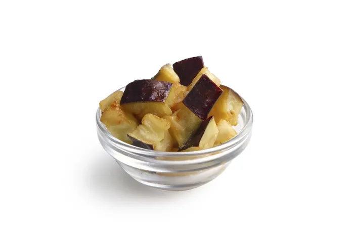 Gerahmter Druck : Gekochte aubergine-Chips in Form eines Quadrats. Gerahmter Druck : Gekochte aubergine-Chips in Form eines Quadrats.