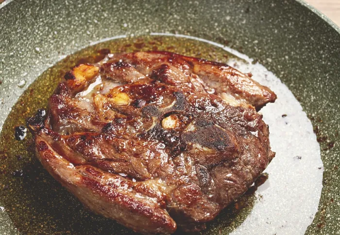 Gerahmter Druck : Frittierter Steak, Kalbshals auf dem Knochen.