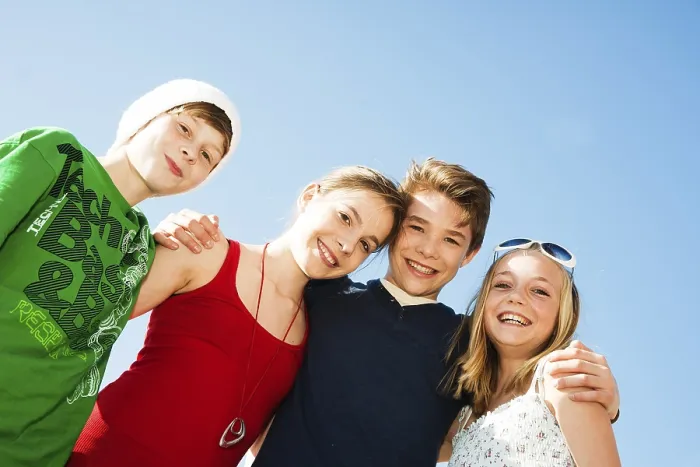 Gerahmter Druck : Vier Freunde stehen nebeneinander. Gerahmter Druck : Vier Freunde stehen nebeneinander.