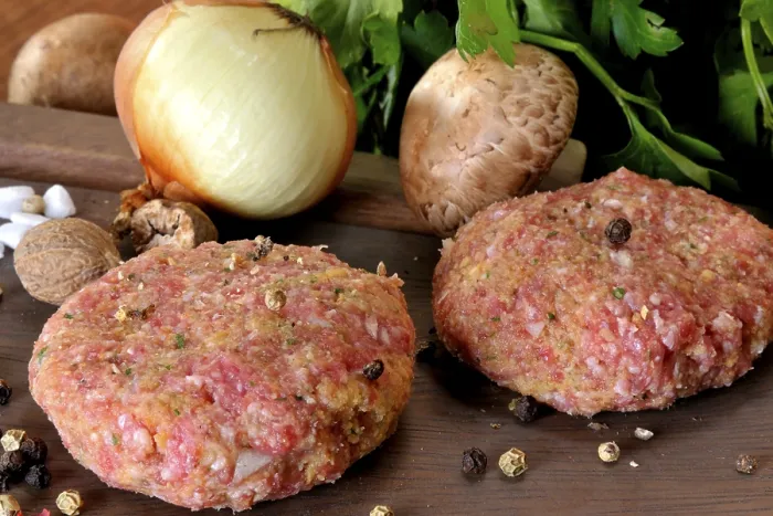 Gerahmter Druck : Frikadellen roh. Gerahmter Druck : Frikadellen roh.