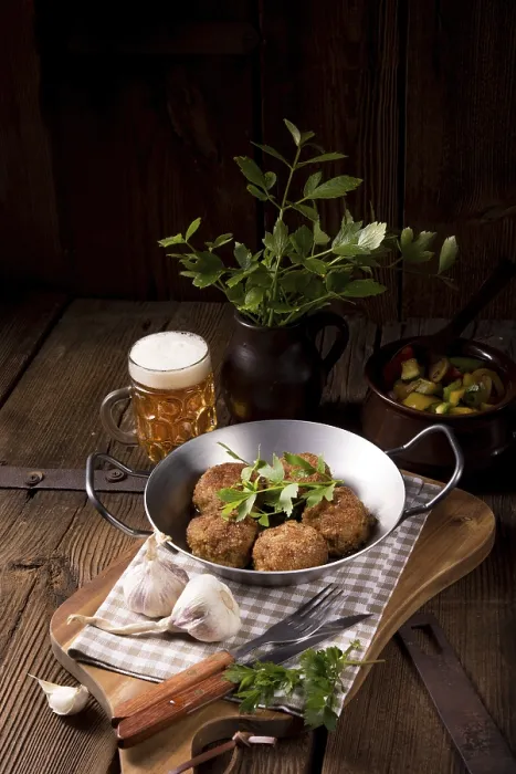 Gerahmter Druck : Frikadeller - gebratene Knoedel. Gerahmter Druck : Frikadeller - gebratene Knoedel.