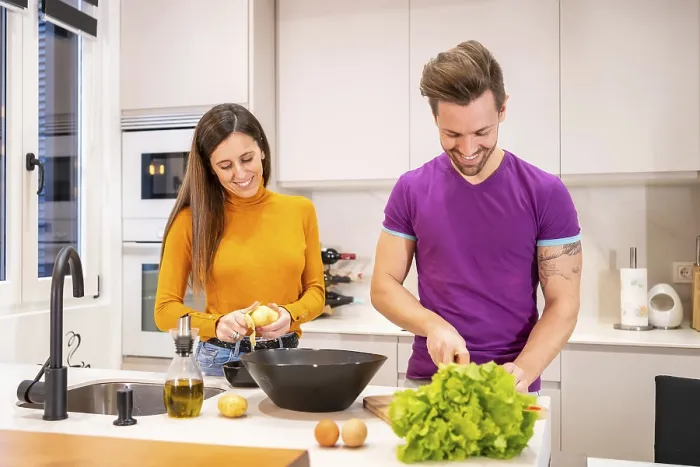 Gerahmter Druck : Frontale Darstellung eines Paares, das gemeinsam im Haushalt einen Salat zubereitet. Gerahmter Druck : Frontale Darstellung eines Paares, das gemeinsam im Haushalt einen Salat zubereitet.