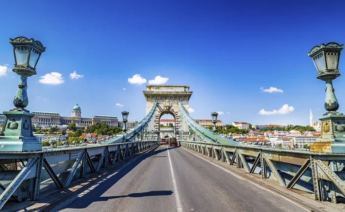 Gerahmter Druck : Frontale Ansicht der Kettenbrücke in Budapest. Gerahmter Druck : Frontale Ansicht der Kettenbrücke in Budapest.
