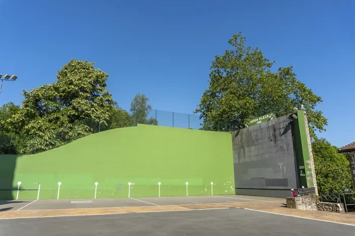 Gerahmter Druck : Fronton der Gemeinde Lezo Gerahmter Druck : Fronton der Gemeinde Lezo