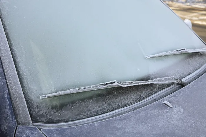 Gerahmter Druck : Frost auf einem Auto im Winter Gerahmter Druck : Frost auf einem Auto im Winter