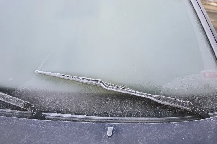 Gerahmter Druck : Frost auf einem Auto im Winter. Gerahmter Druck : Frost auf einem Auto im Winter.