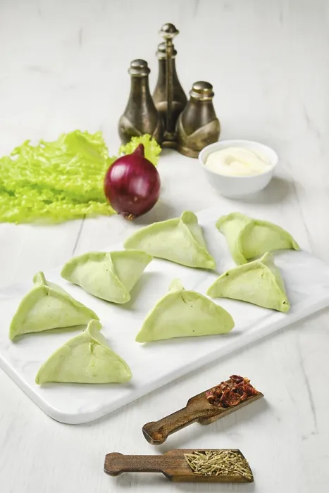 Gerahmter Druck : Gefrorene Maultaschen mit Spinat. Gerahmter Druck : Gefrorene Maultaschen mit Spinat.