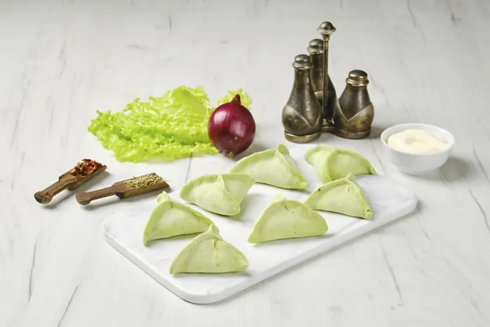 Gerahmter Druck : Gefrorene Maultaschen mit Spinat. Gerahmter Druck : Gefrorene Maultaschen mit Spinat.